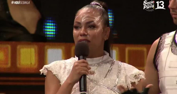 La modelo cubana Betsy Camino con los ojos llenos de lágrimas mientras cuenta su experiencia al ser víctima de estafa.