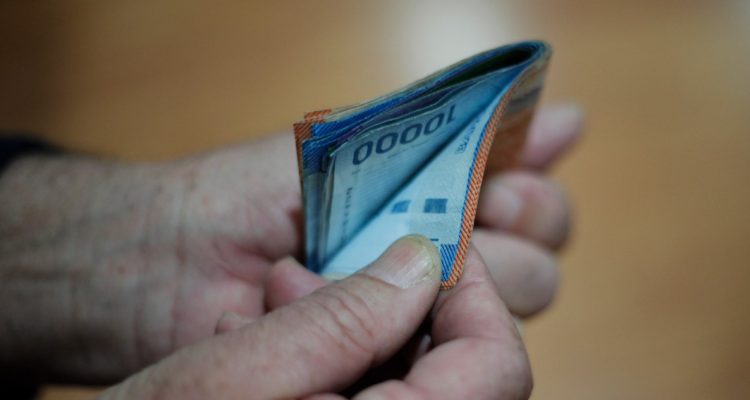 Poder adquisitivo de chilenos sigue resentido y enfrentando precios al alza