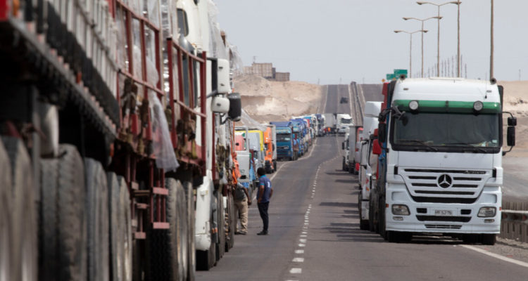 Bloqueo de camioneros provocó desvíos de tránsito en la Ruta 5 Sur a la altura de San Fernando
