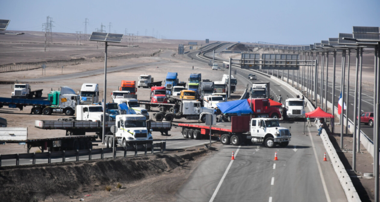 Bloqueo de ruta en Antofagasta en protesta por asesinato de camionero Byron Castillo.