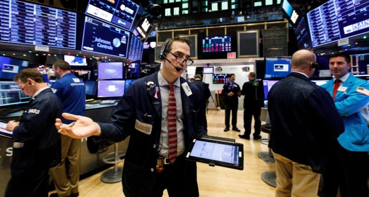 Wall Street intenta reponerse de su peor sesión del año y se resiente por tensiones Rusia-Ucrania