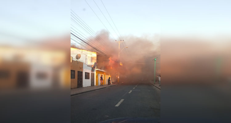 Bomberos combaten voraz incendio en centro de Calama: una casa fue destruida