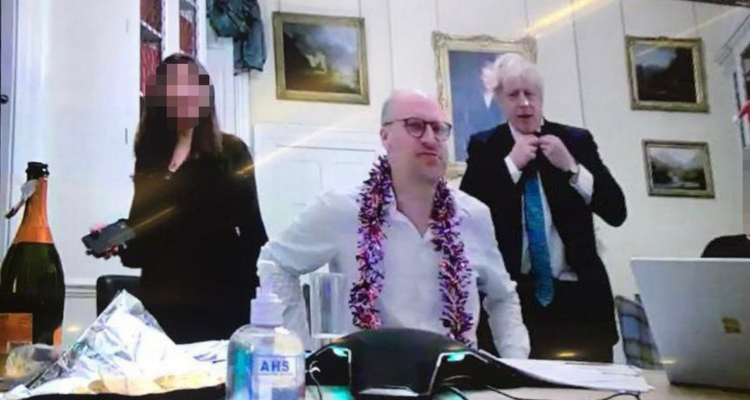 Boris Johnson junto a otros dos funcionarios y una botella de Champagne