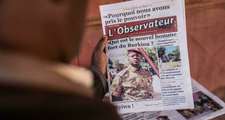 Un periódico mostrando a Sandaogo.