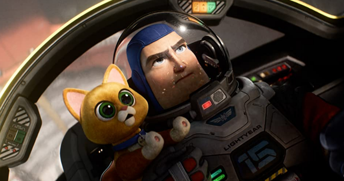 En la foto se ve a Buzz Lightyear en su nave espacial junto a su gato robot.