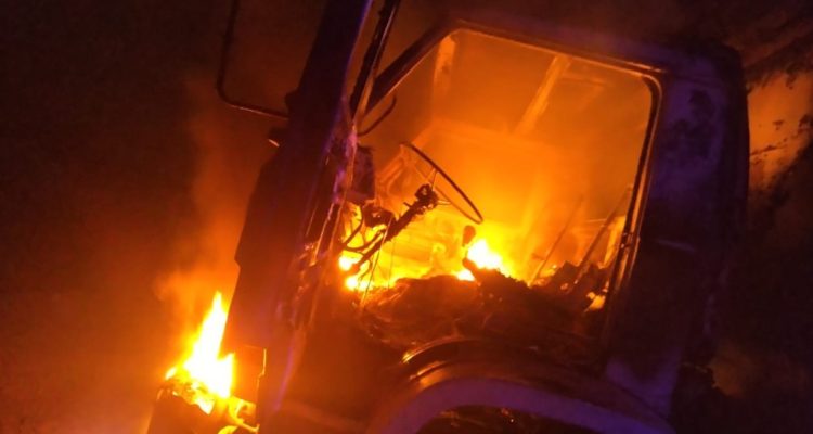 Incendio destruye retroexcavadora y 3 camiones que estaban en el predio de una empresa en Villarrica