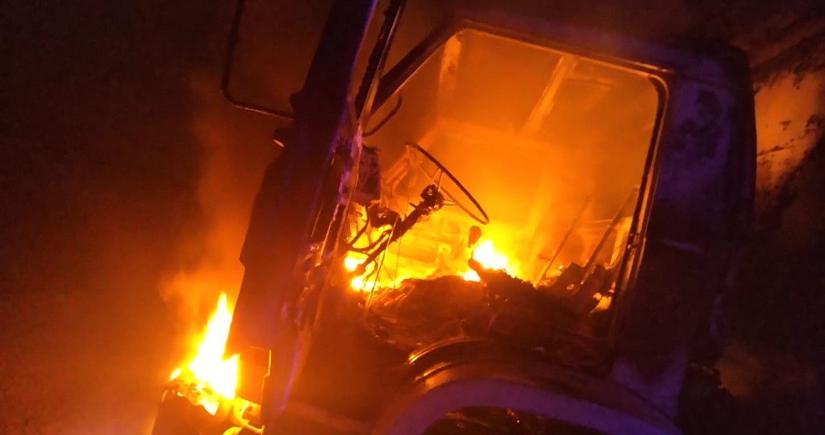 Incendio destruye retroexcavadora y 3 camiones que estaban en el predio de una empresa en Villarrica