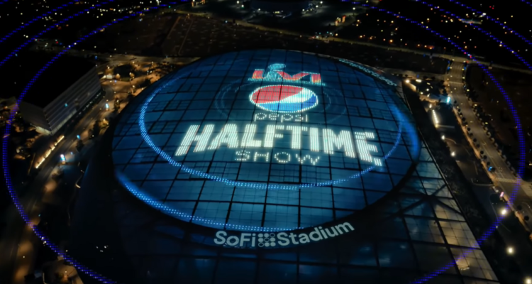Captura de pantalla del video promocional de Pepsi, disponible en YouTube, sobre el Super Bowl 2022 (NFL)