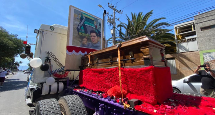Masiva caravana por Antofagasta despide restos de camionero Bayron Castillo