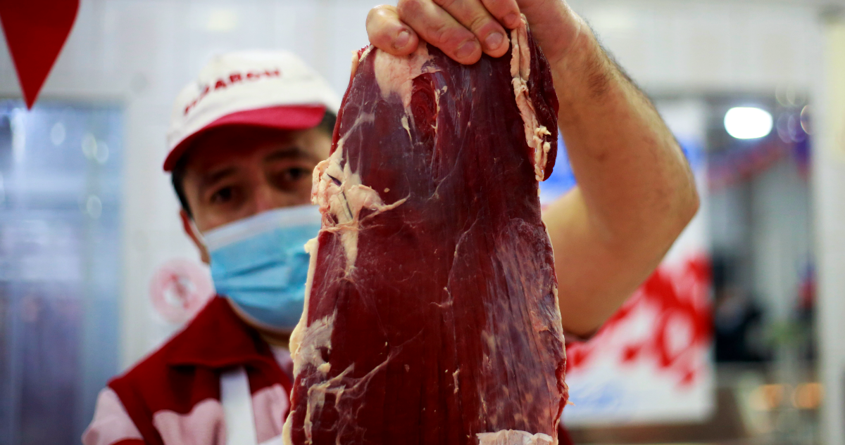 La escasez de carne se debe a las bajas cifras de crianza nacional, al alto consumo y a problemas logísticos.