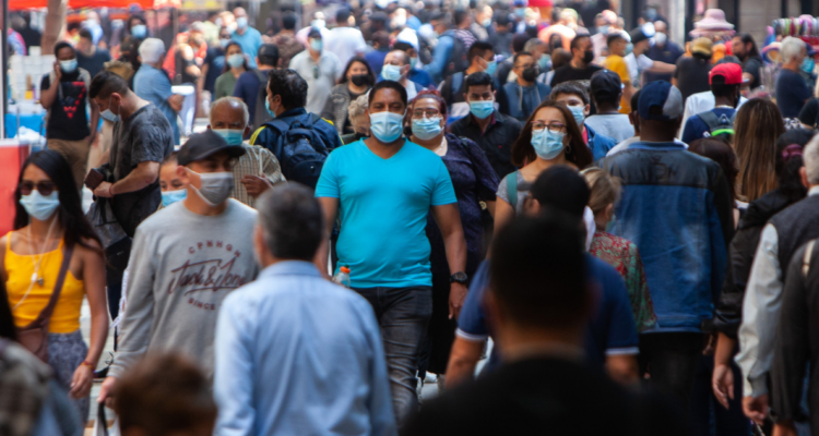 Aglomeración con mascarilla en Chile