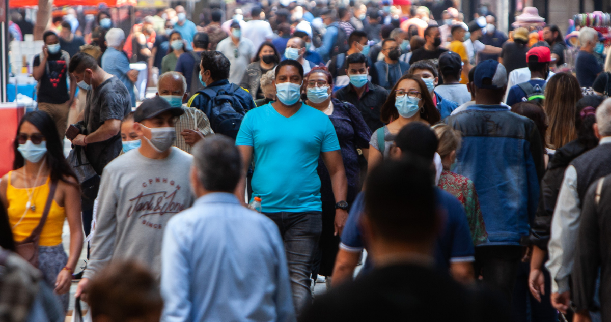 Aglomeración con mascarilla en Chile