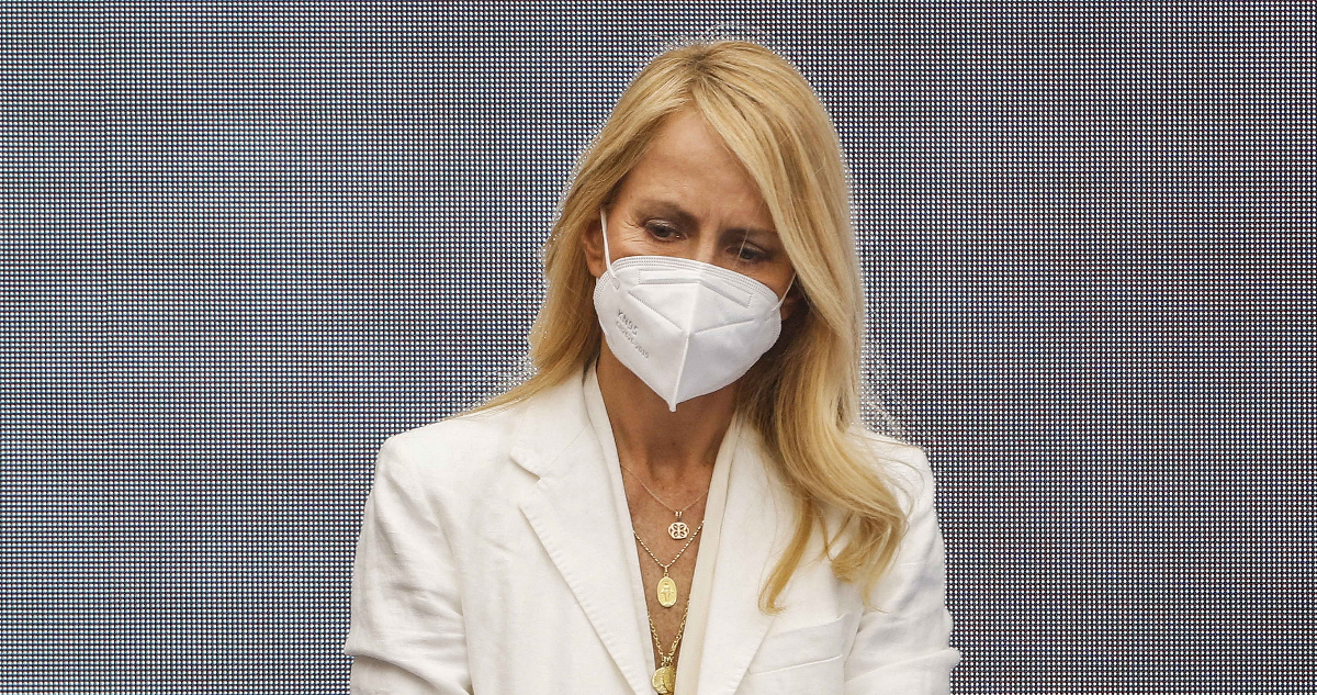La modelo y diseñadora de modas Cecilia Bolocco vestida de blanco y usando una mascarilla.