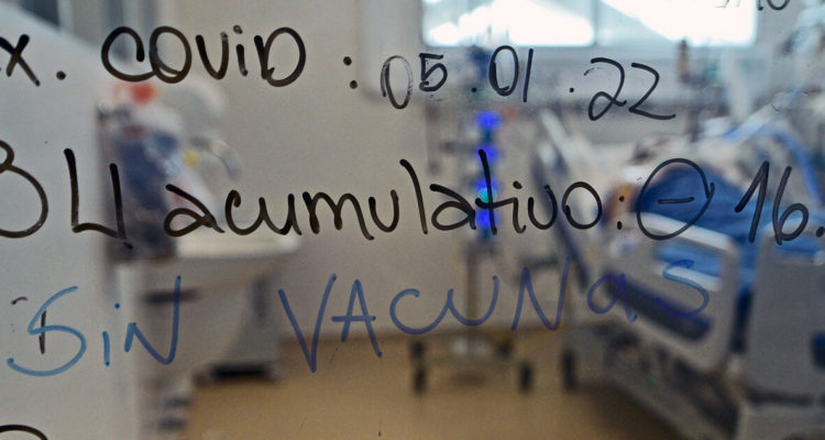 Foto de UCI en medio de alza de contagios covid y repunte UCI