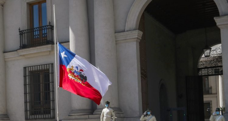 Bandera a media asta de Chile, que dejó deser democracia plena según The Economist