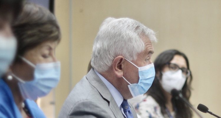 Foto del ministro Paris en día de nuevo récord covid