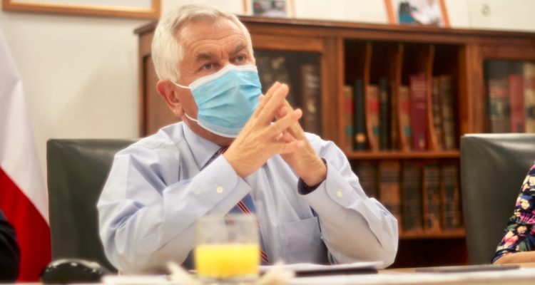 Foto del ministro Paris en día con nuevo récord covid