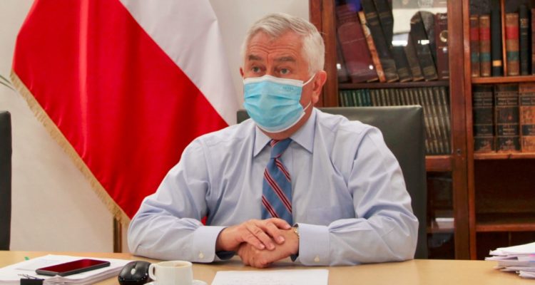 Foto del ministro Paris en día que Chile supera los 40 mil muertos por covid-19