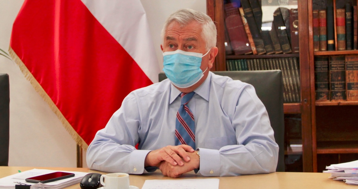 Foto del ministro Paris en día que Chile supera los 40 mil muertos por covid-19
