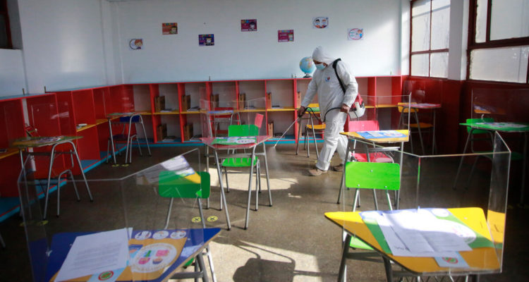 Colegio de Profesores critica protocolo del Mineduc para retorno a clases: exigen aforo seguro
