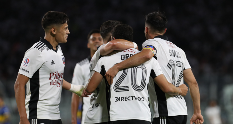 Colo Colo celebra ante Everton
