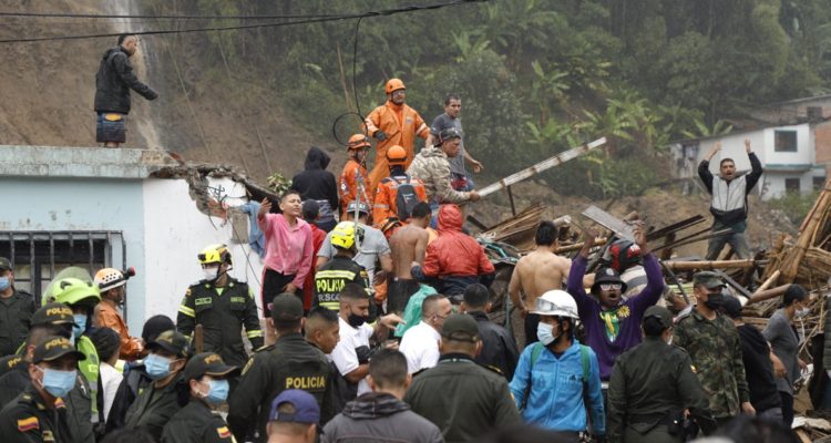 Derrumbe en Colombia deja al menos 11 muertos y 35 heridos