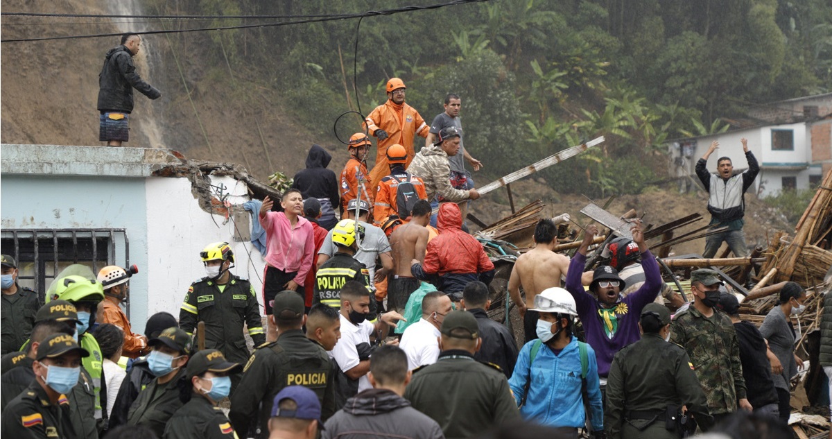 Derrumbe en Colombia deja al menos 11 muertos y 35 heridos