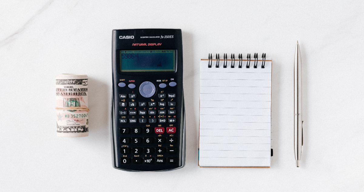 FOTO DE CALCULADORA Y NOTEBOOK