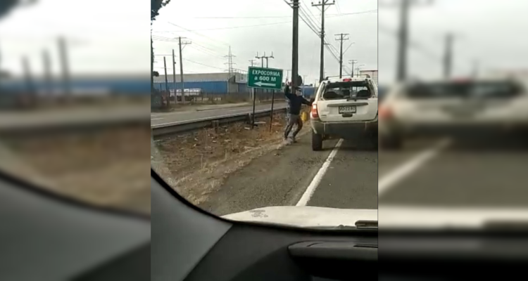 Conductor de camioneta con vidrios rotos entrega versión de los hechos