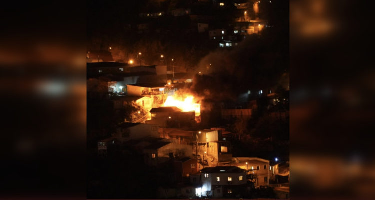 Confirman muerte de adulta mayor durante incendio en cerro Merced de Valparaíso