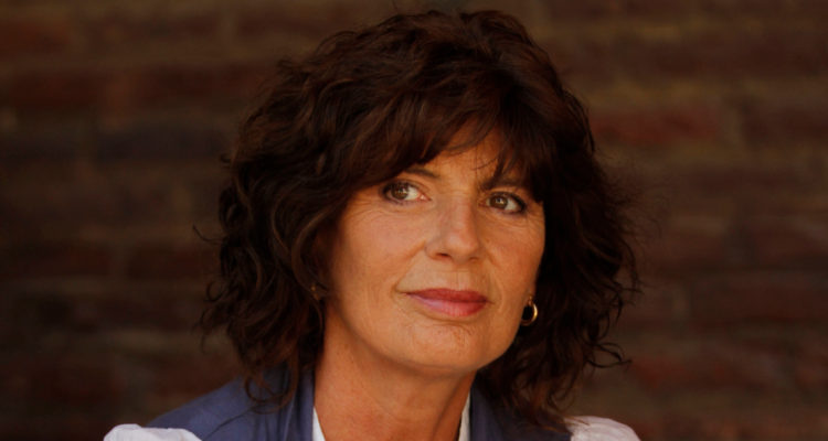 La actriz Consuelo Holzapfel aparece con una leve sonrisa en el rostro mientras mira hacia la izquierda.