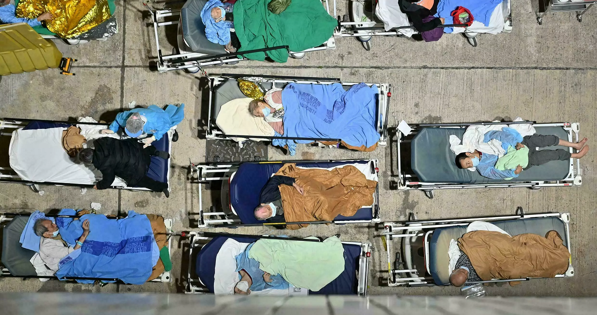 Personas duermen en camas instaladas afuera del hospital Caritas Medical Centre de Hong Kong.