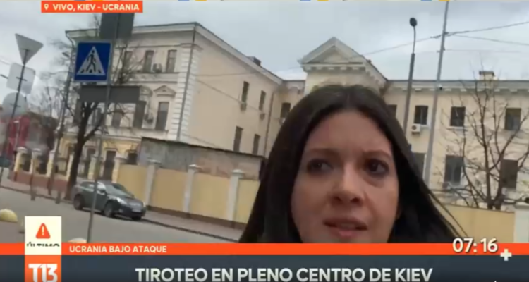 Corresponsal de Canal 13 vive tenso momento en vivo: debió correr tras ráfaga de disparos en Kiev