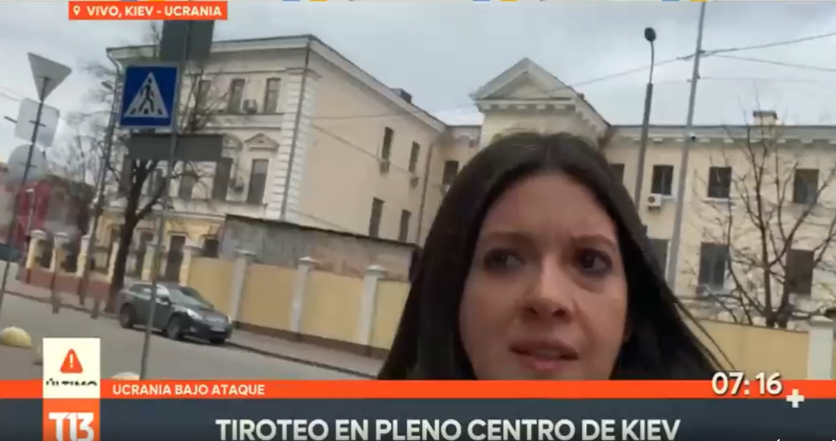 Corresponsal de Canal 13 vive tenso momento en vivo: debió correr tras ráfaga de disparos en Kiev