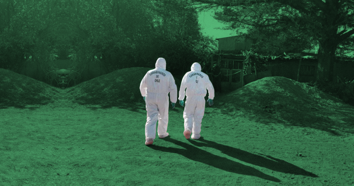 Personal especializado de Carabineros ingresando a domicilio donde se produjo un triple homicidio en San Pedro de Atacama.