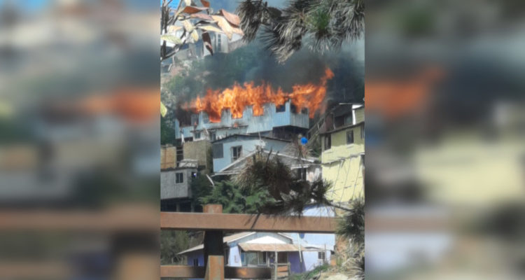 Cinco damnificados y una casa destruida deja incendio en Cerro Cordillera de Valparaíso