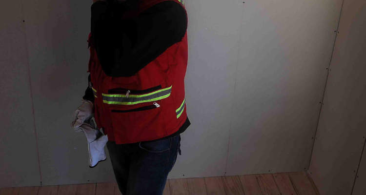 Delincuentes se disfrazan de eléctricos y roban casi $7 millones en tabaquería de Viña de Mar