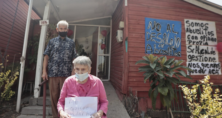 Adultos mayores desalojo hogar