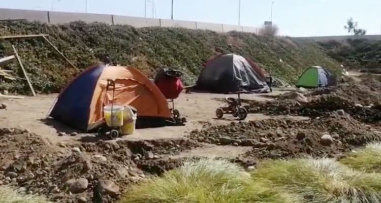 Concretan desalojo de familias migrantes que se habían instalado en un “trébol” de Maipú