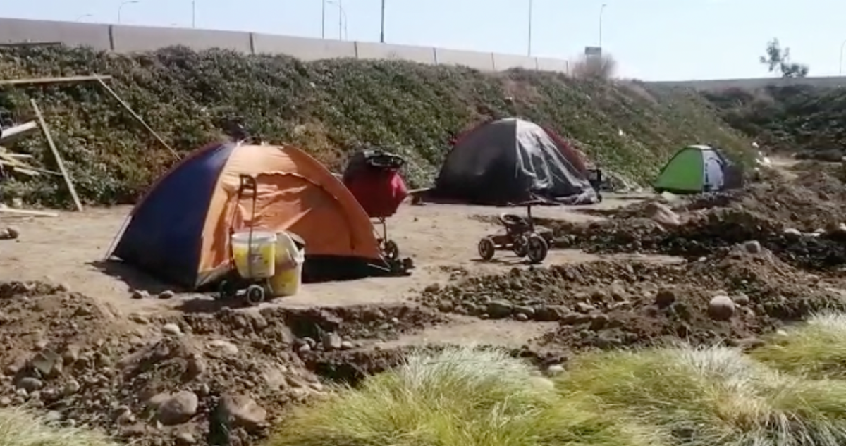 Concretan desalojo de familias migrantes que se habían instalado en un “trébol” de Maipú