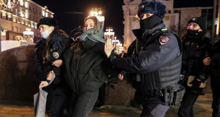 Decenas de detenidos dejan protestas en Moscú contra la guerra en Ucrania