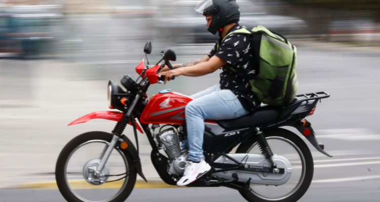 Repartidor de delivery en moto