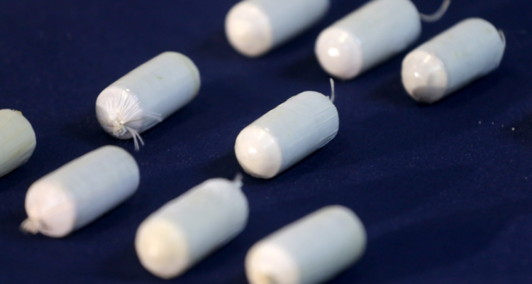 detienen a dos mujeres con ovoides en su interior