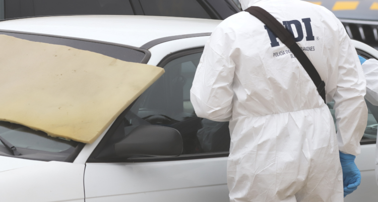 Perito de PDI trabajando en vehículo