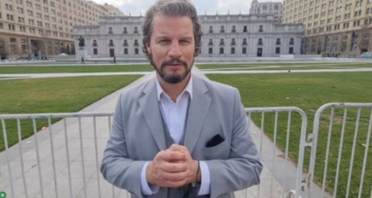 Doctor File frente a La Moneda