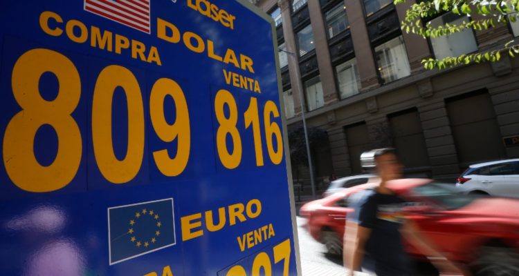Dólar pierde fuerza frente al peso chileno y se cotiza en menos de $810 en su apertura
