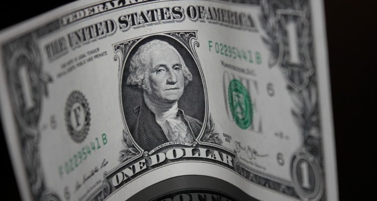 El dólar cae de los $800 y llega a mínimos en lo que va del año