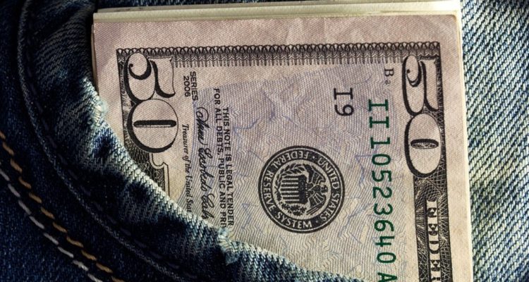 Dólar llega a menos de $790 en su apertura y podría agudizar más su caída