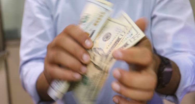 Ofensiva rusa presiona al dólar al alza y amenaza de más presiones inflacionarias ya es latente