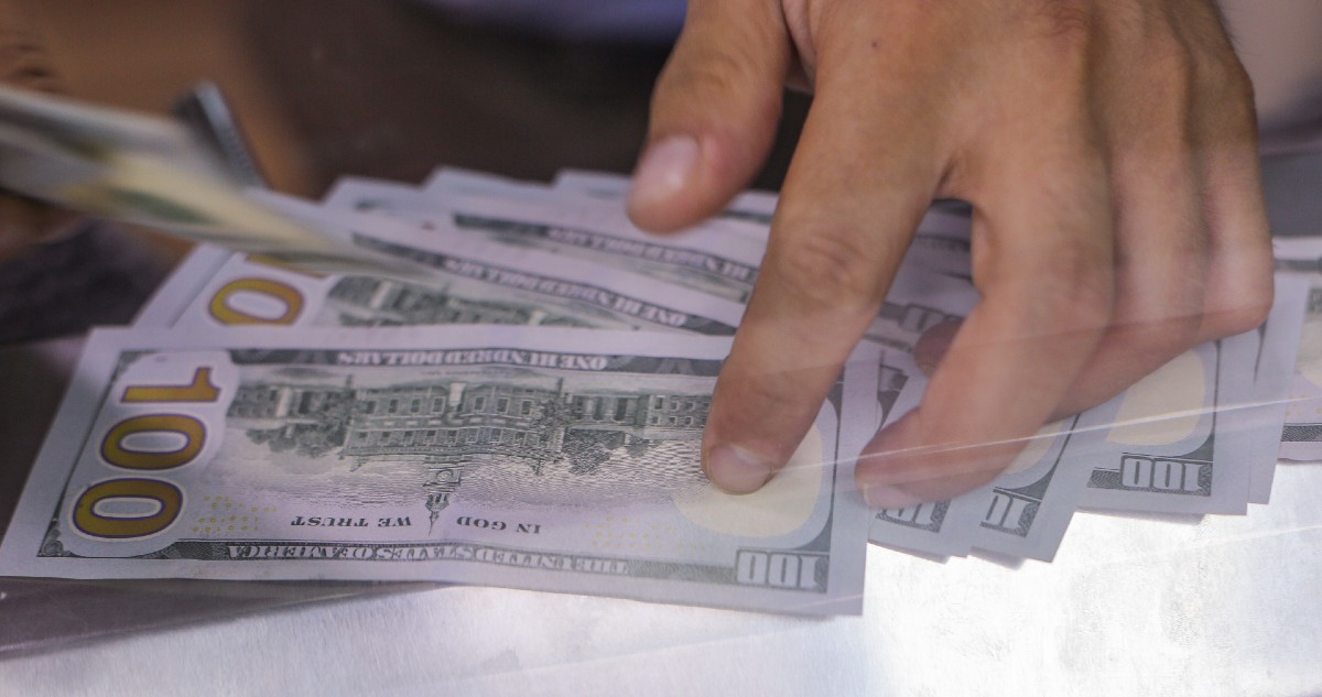 Dólar cae de los $800 durante la apertura y se debilita a nivel global